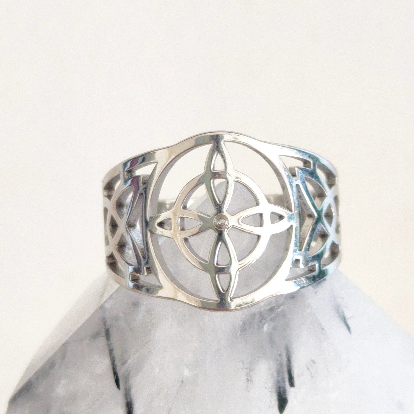 Magischer Ring der Tagundnachtgleiche, Gleichgewicht der gegensätzlichen Kräfte, magischer Talisman, spirituelles Juwel, kosmische göttliche Magie.