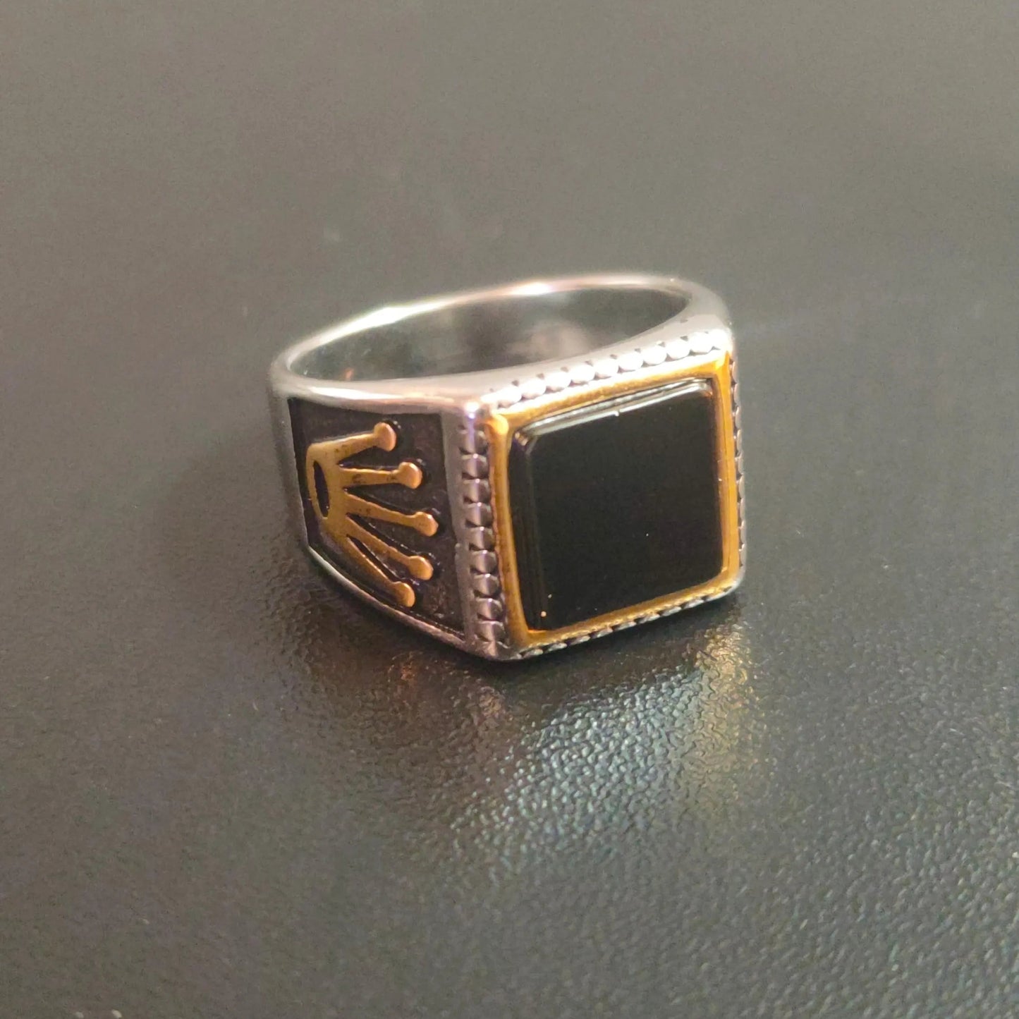 Ein Ring zur Manifestation von Reichtum, Erfolg und Überfluss, Ring der Macht, Reichtumstalisman, magisches Artefakt.