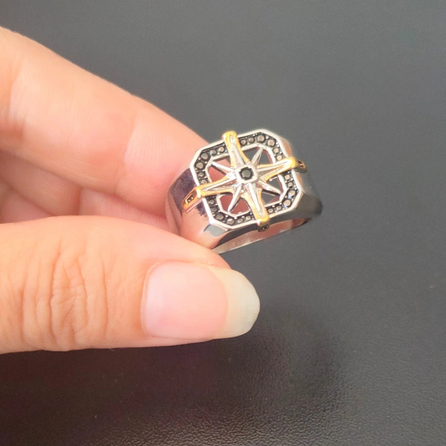 Bague ésotérique amplifiant les capacités de sortie du corps et les connexions magiques