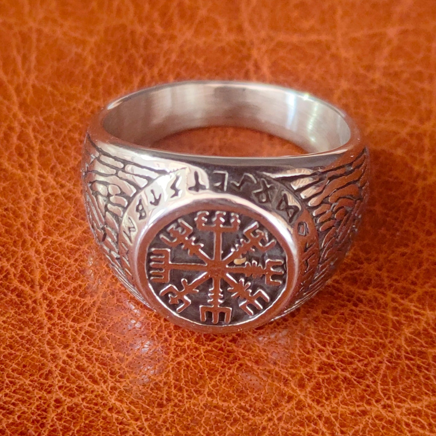 Runenkraftring, nordischer Zauberring, der mächtige magische Symbole verbindet, Ring der Führung und mystischen Stärke.