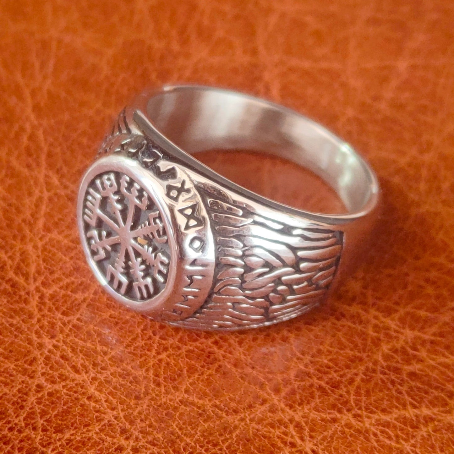 Runenkraftring, nordischer Zauberring, der mächtige magische Symbole verbindet, Ring der Führung und mystischen Stärke.