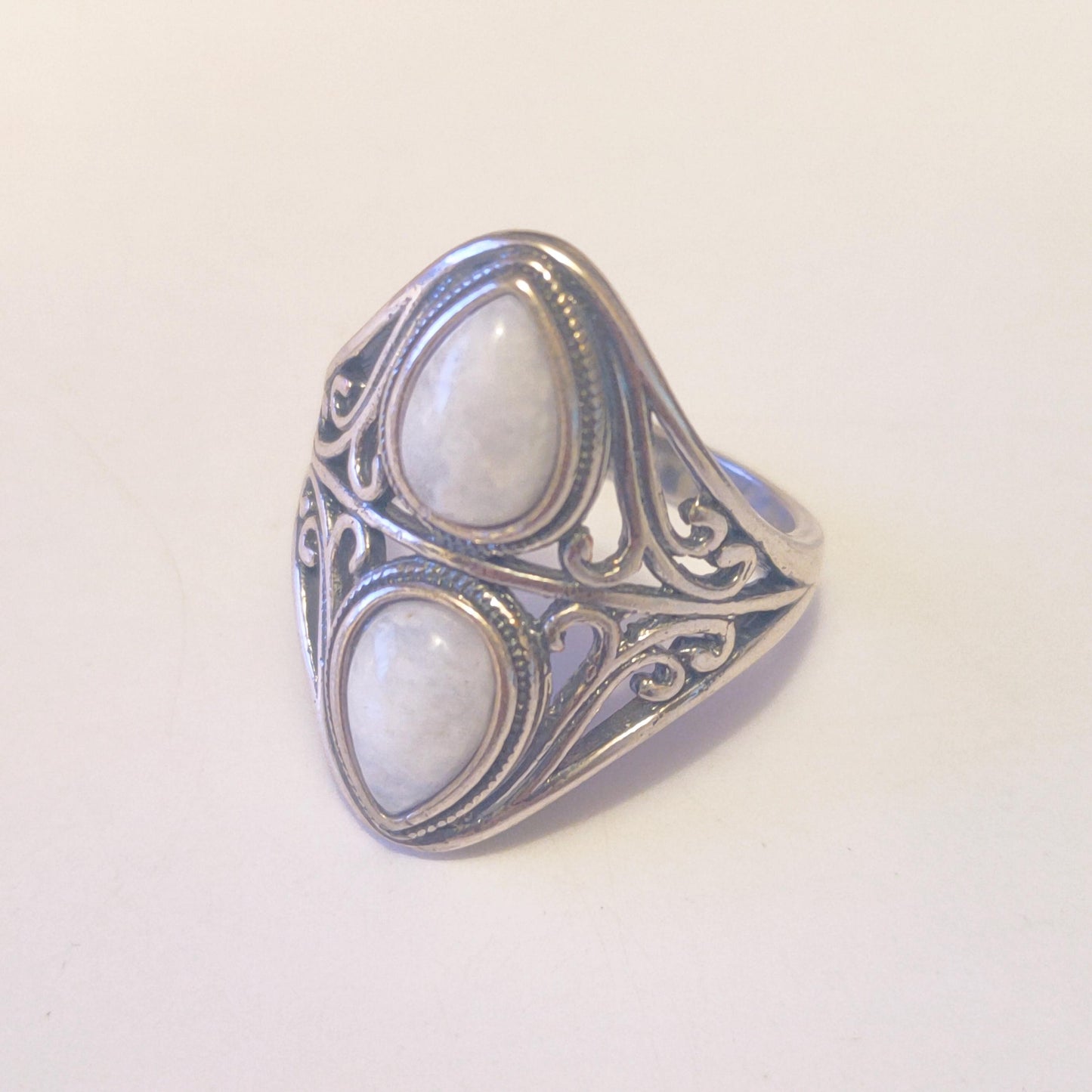Bijou de sorcellerie puissant utilisé dans les rituels pour canaliser les énergies occultes et renforcer l’intention magique