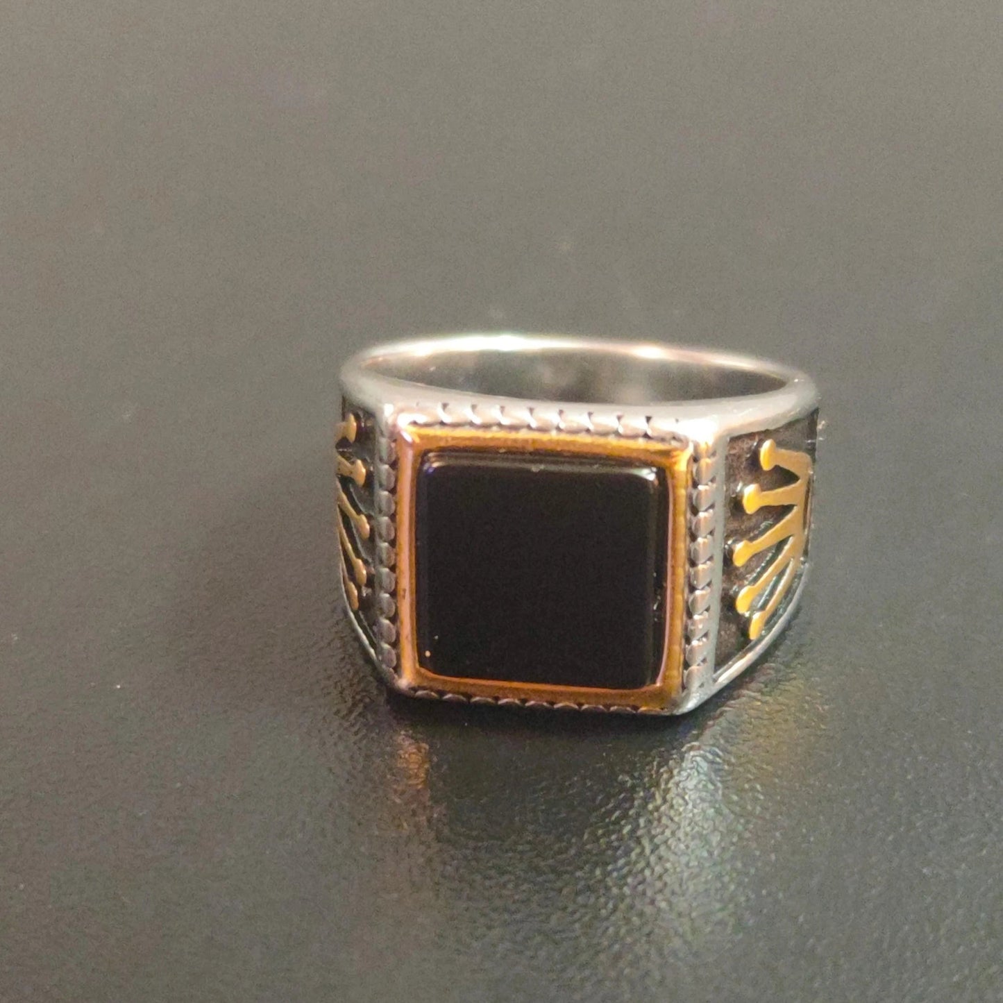 Ein Ring zur Manifestation von Reichtum, Erfolg und Überfluss, Ring der Macht, Reichtumstalisman, magisches Artefakt.