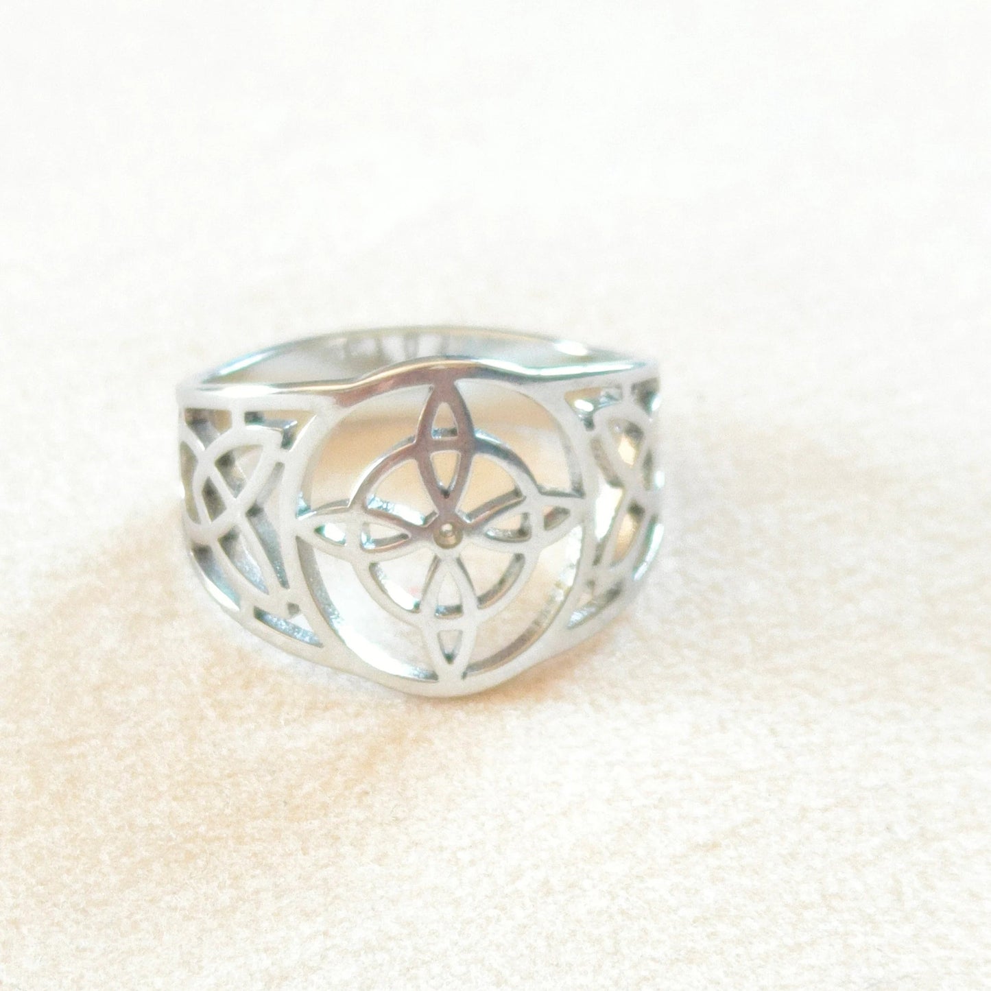 Magischer Ring der Tagundnachtgleiche, Gleichgewicht der gegensätzlichen Kräfte, magischer Talisman, spirituelles Juwel, kosmische göttliche Magie.
