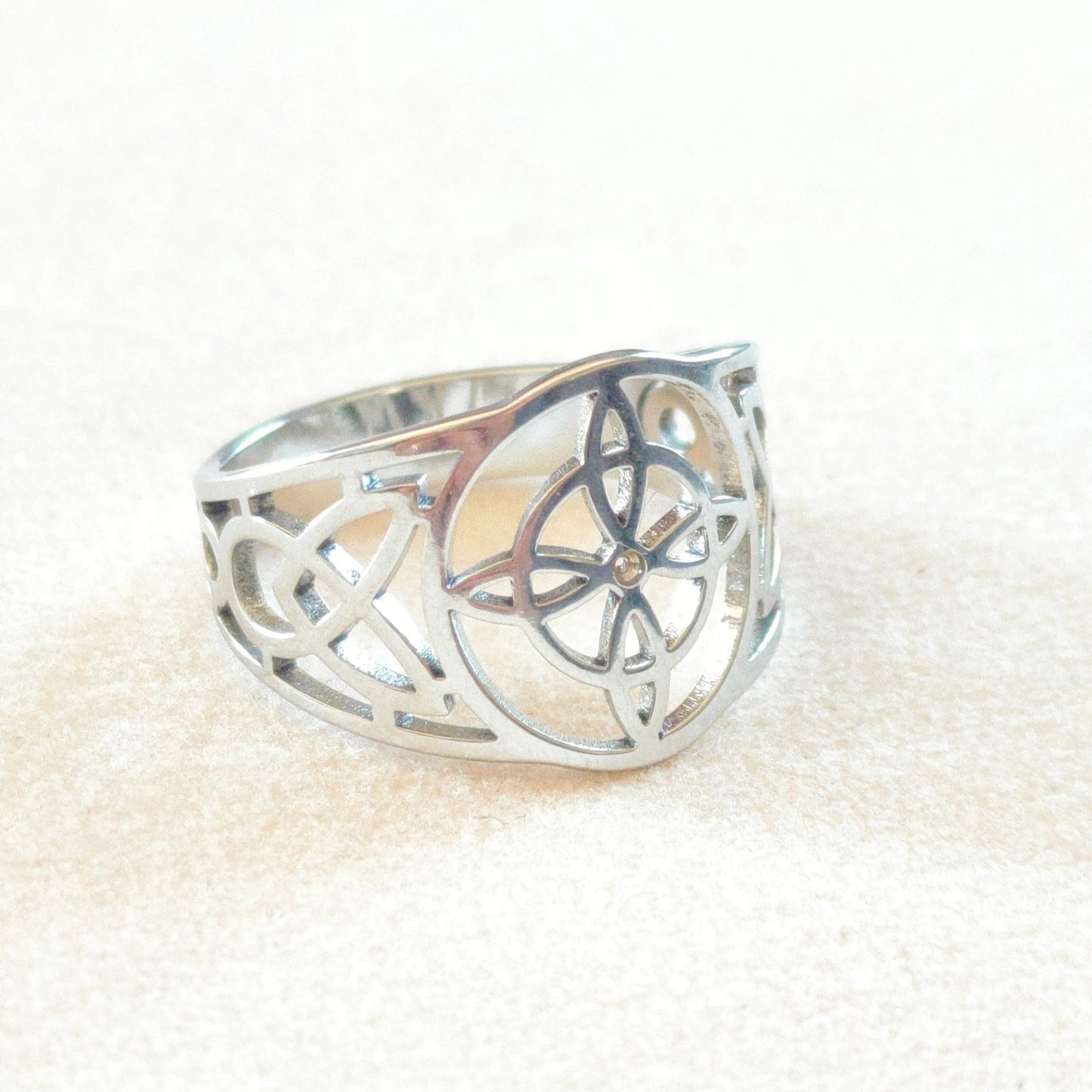Magischer Ring der Tagundnachtgleiche, Gleichgewicht der gegensätzlichen Kräfte, magischer Talisman, spirituelles Juwel, kosmische göttliche Magie.