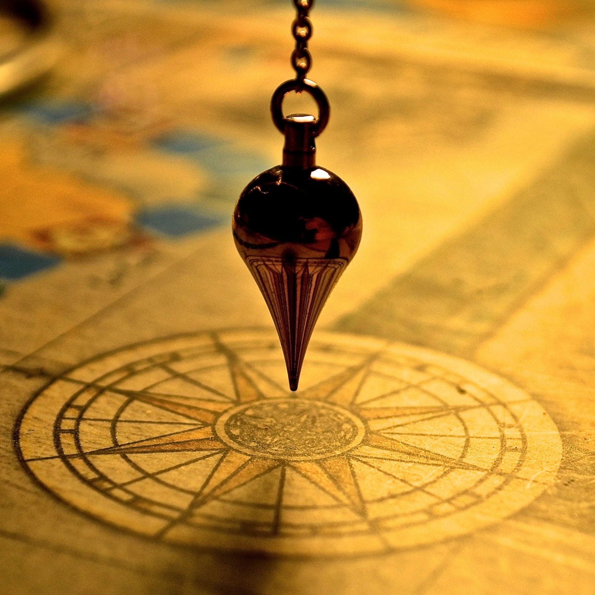 Pendule magique ensorcelé, artéfact ésotérique pour la divination