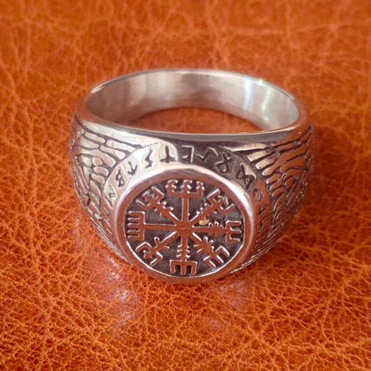 Runenkraftring, nordischer Zauberring, der mächtige magische Symbole verbindet, Ring der Führung und mystischen Stärke.